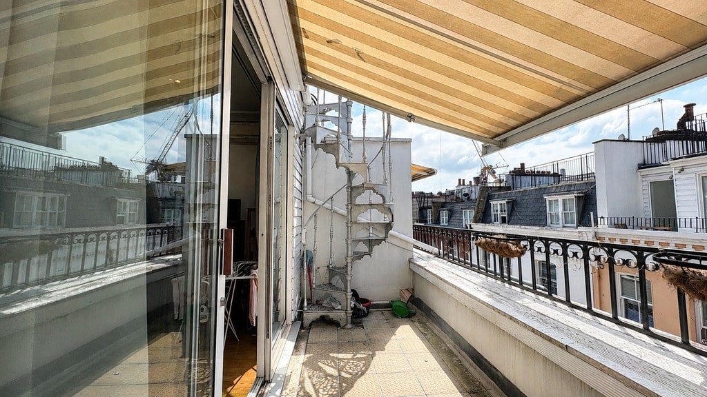 Flat Adam and Eve Mews in Greater London