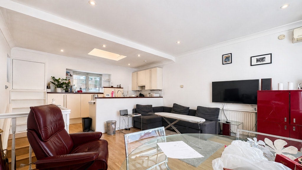 Flat Adam and Eve Mews in Greater London