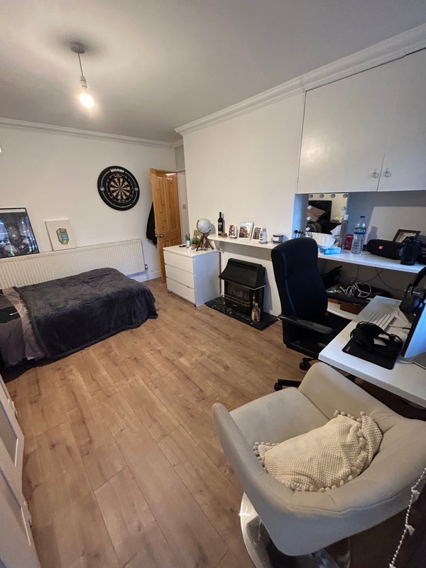 Room Battersea Bridge Road in Greater London