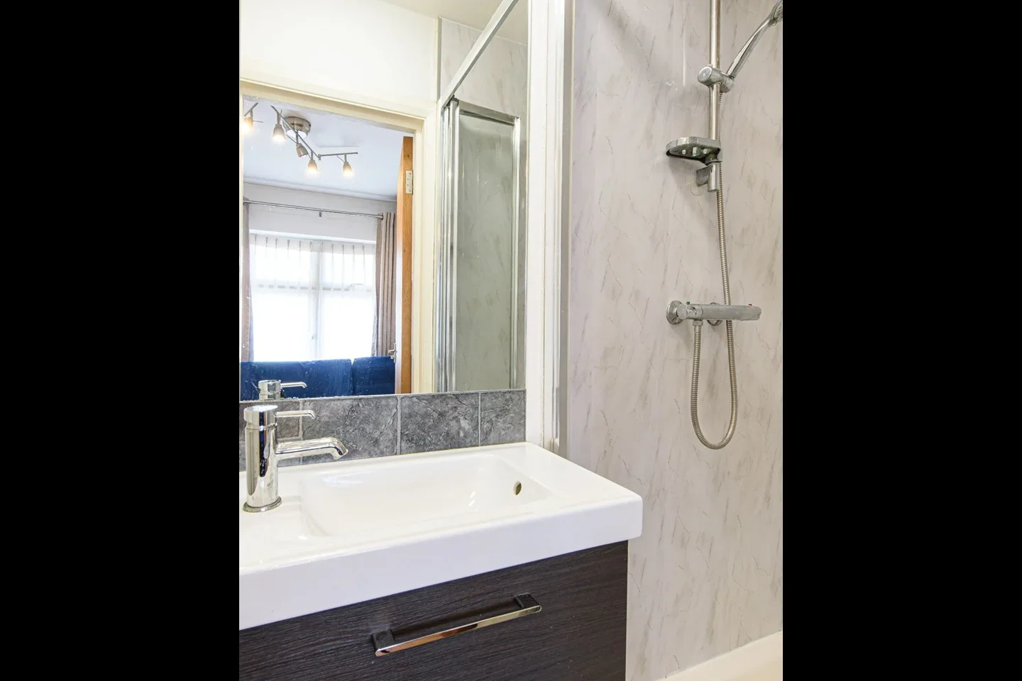 Flat Hendon Way in Greater London