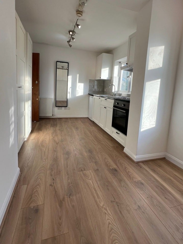 Flat Hendon Way in Greater London
