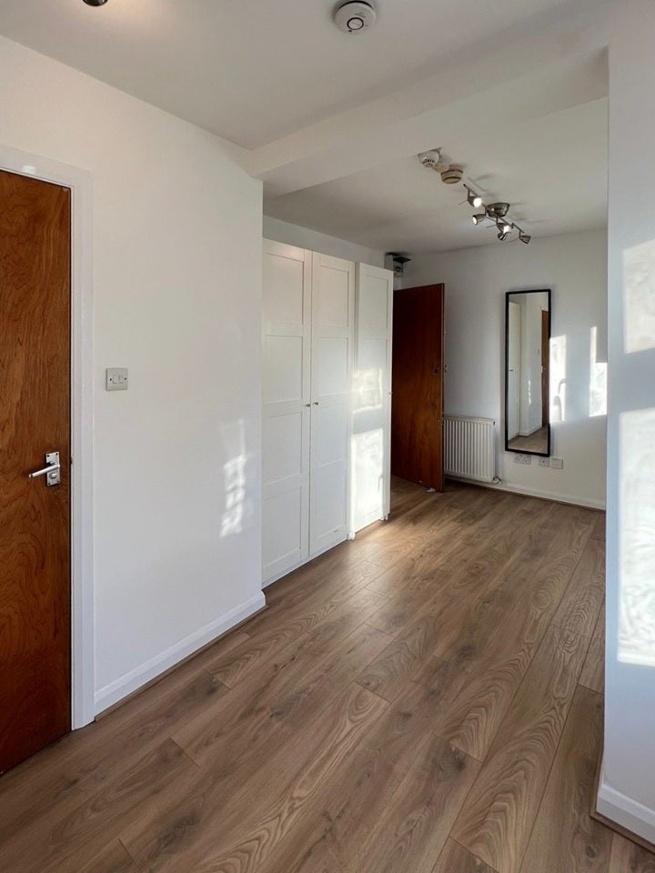 Flat Hendon Way in Greater London