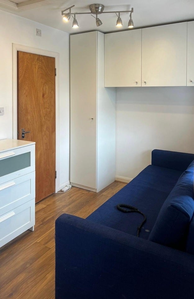 Flat Hendon Way in Greater London