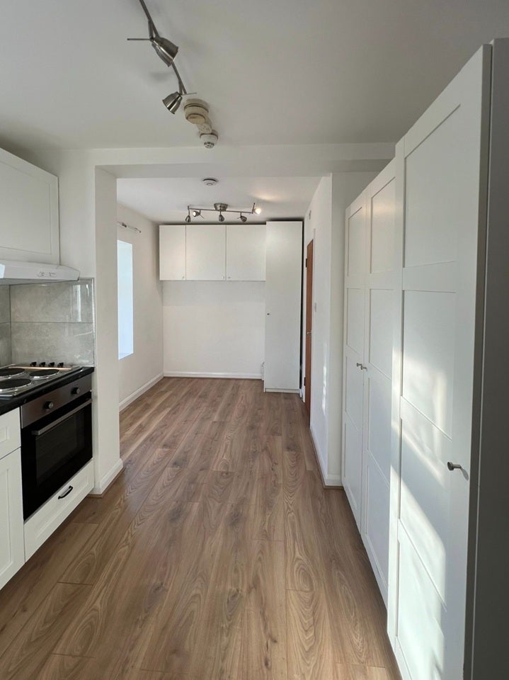 Flat Hendon Way in Greater London