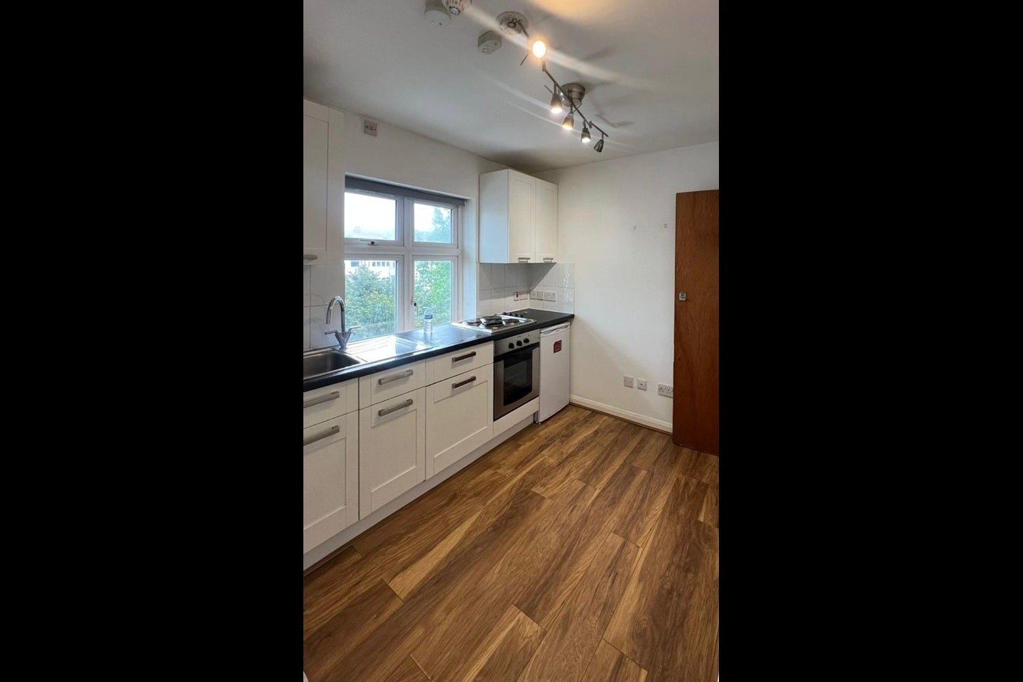 Room Hendon Way in Greater London