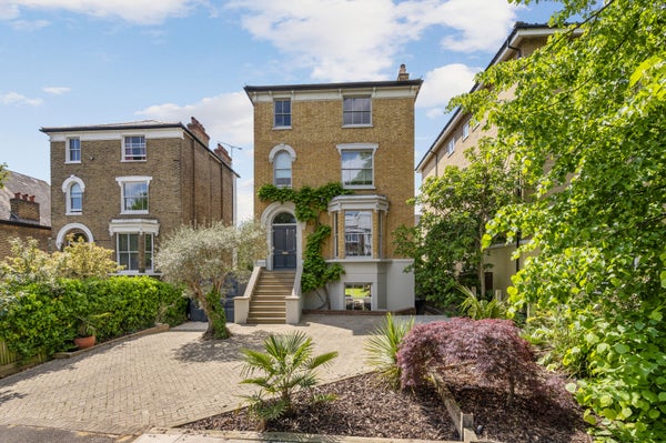 Flat Denmark Avenue in London