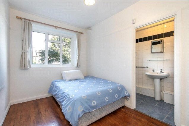 Flat Brewster Gardens in Greater London