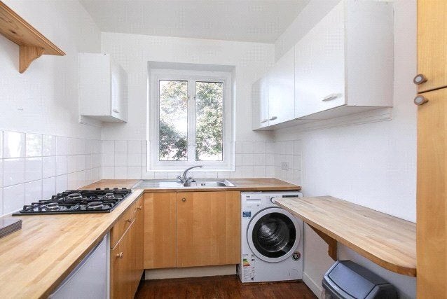 Flat Brewster Gardens in Greater London