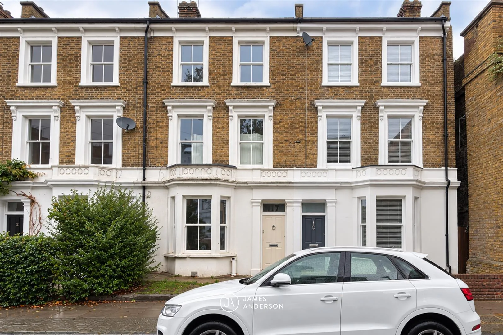 Flat Disraeli Road in Greater London