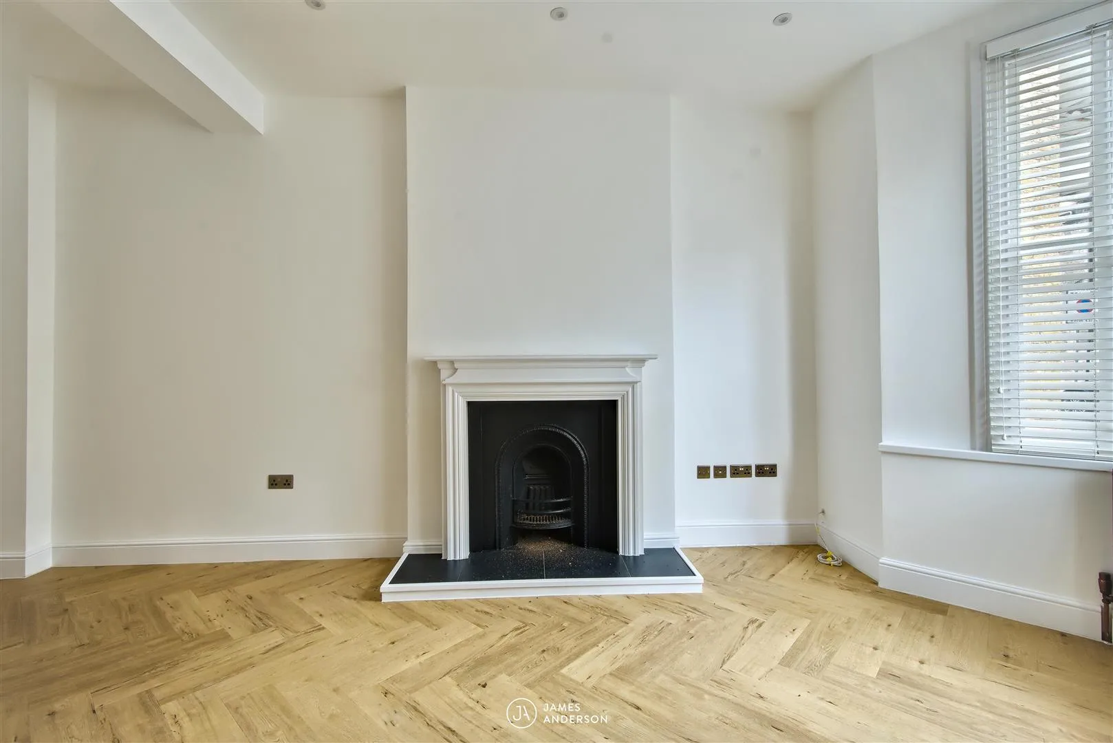 Flat Disraeli Road in Greater London