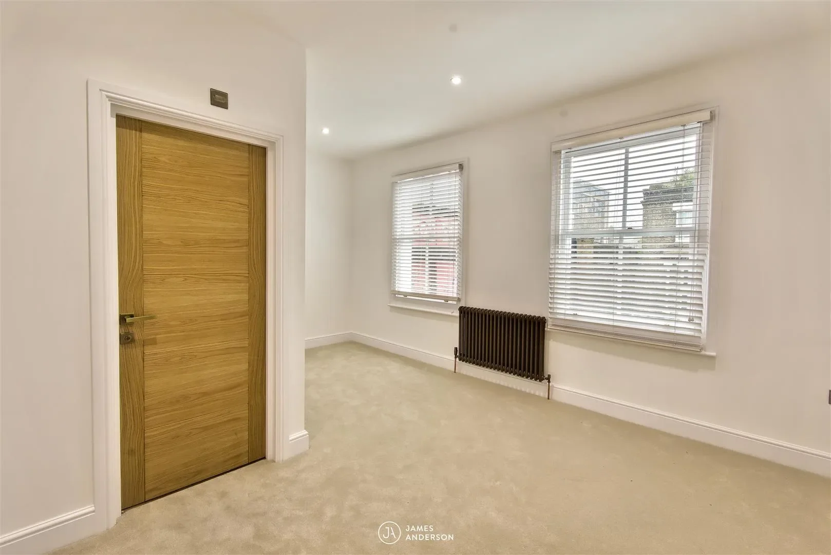 Flat Disraeli Road in Greater London