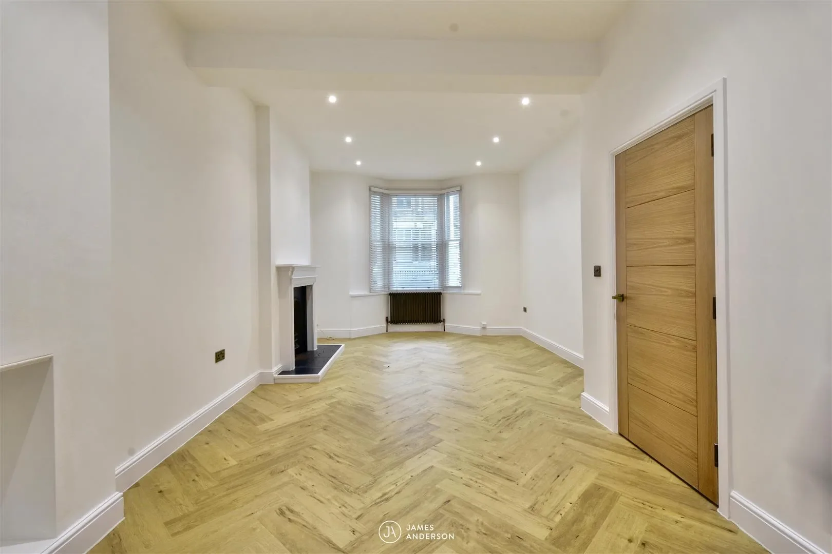 Flat Disraeli Road in Greater London