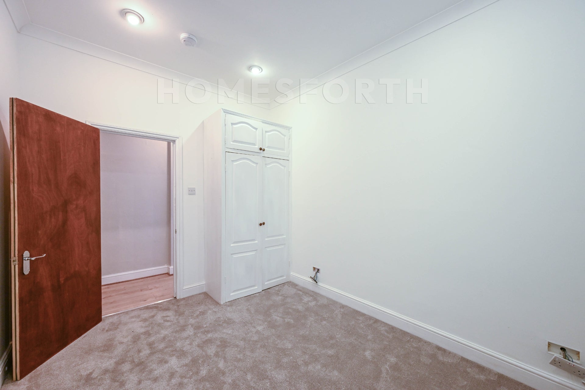 Flat Manstone Road in Greater London