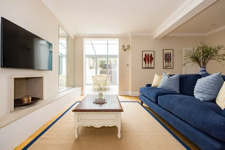 Flat Longridge Road in Greater London