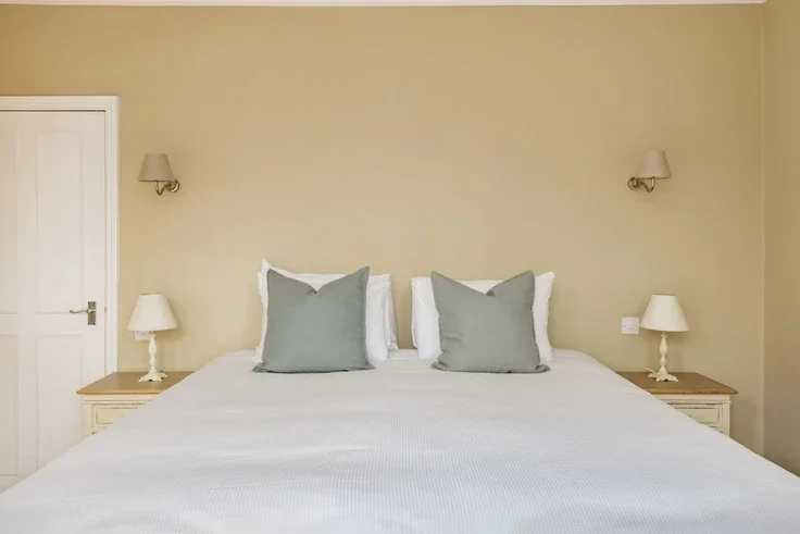 Flat Longridge Road in Greater London