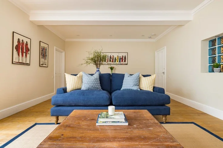 Flat Longridge Road in Greater London