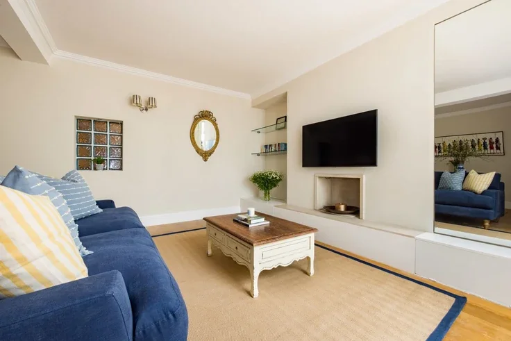 Flat Longridge Road in Greater London