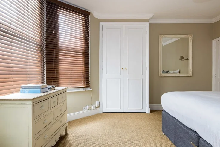 Flat Longridge Road in Greater London