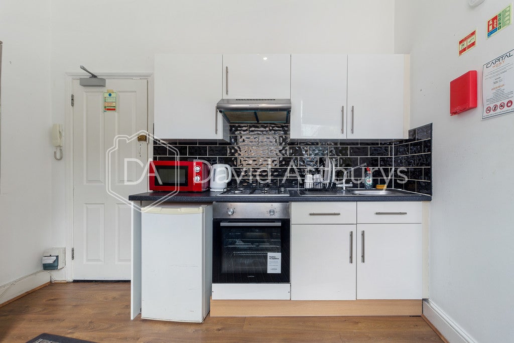 Room Doric Way in Greater London