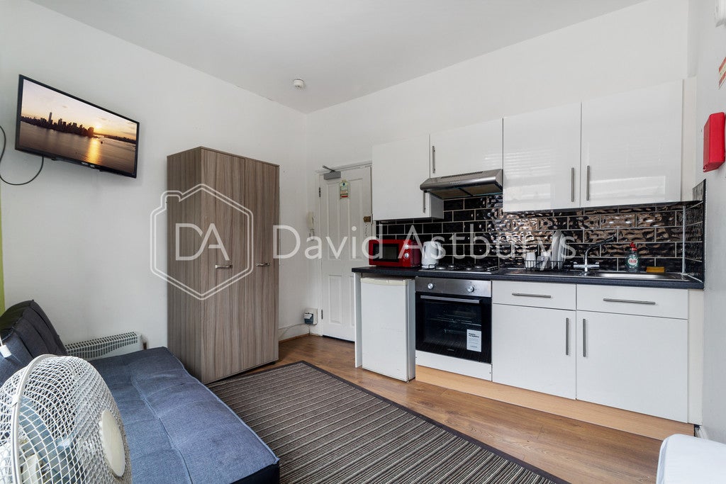 Room Doric Way in Greater London