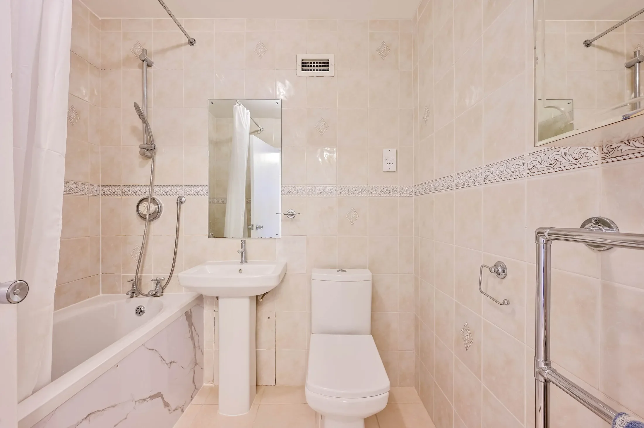 Flat Oakfield in Greater London