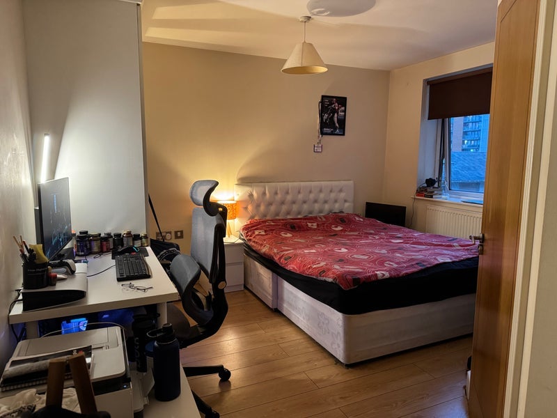 Room Newport Avenue in Greater London