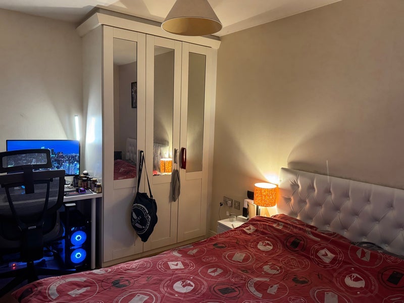 Room Newport Avenue in Greater London