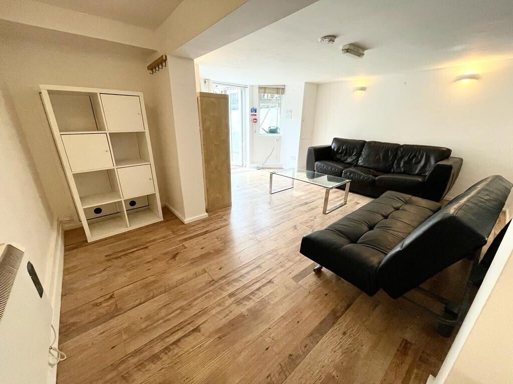 Flat Keppel Road in Manchester