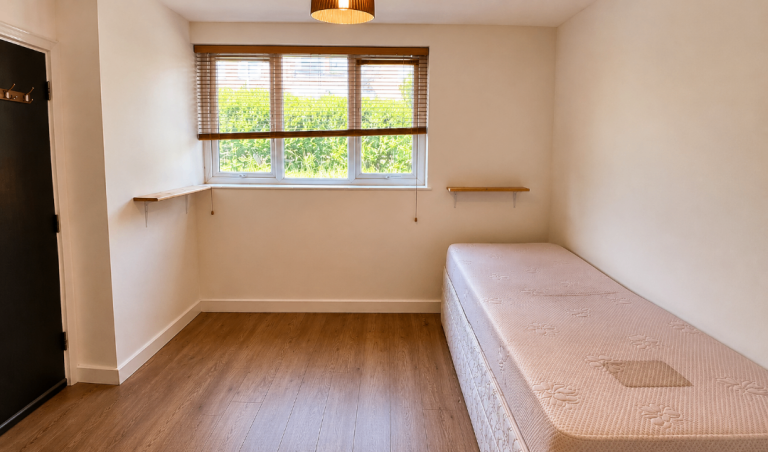 Flat Barnfield Road in Greater London