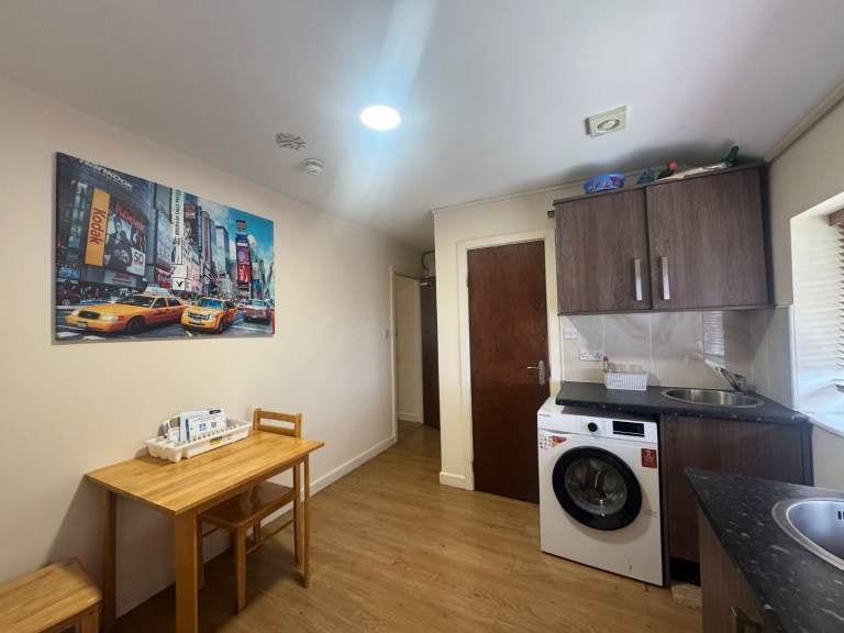 Flat Barnfield Road in Greater London