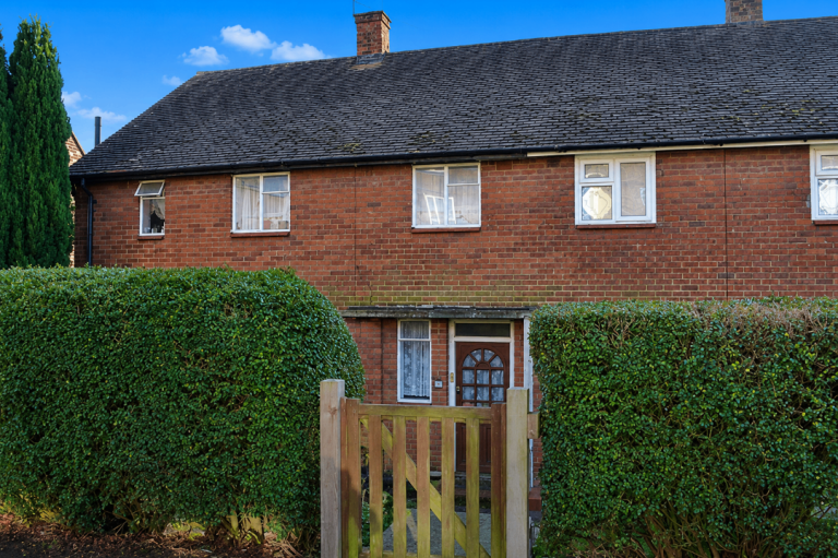 Flat Barnfield Road in Greater London