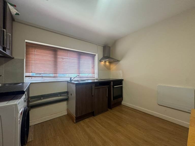 Flat Barnfield Road in Greater London
