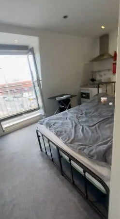 Flat Eastern Avenue in Greater London