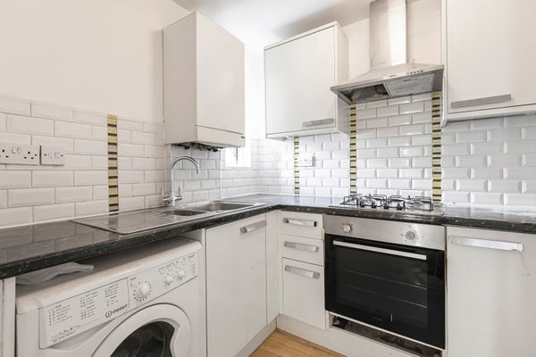 Flat South Birkbeck Road in London