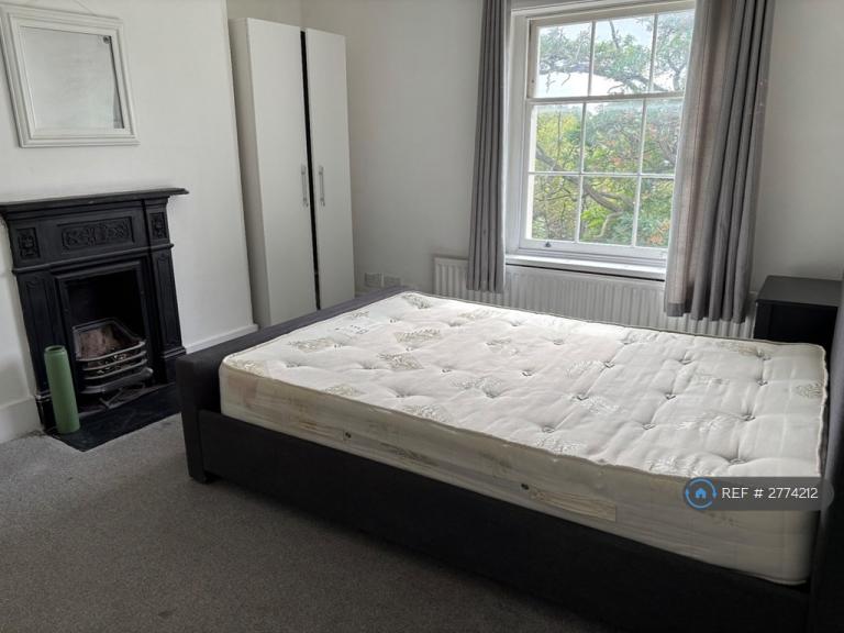 Flat Shooters Hill Road in Greater London