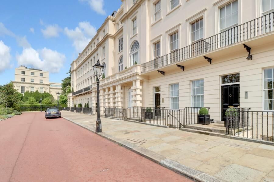 Flat Cambridge Terrace in Greater London