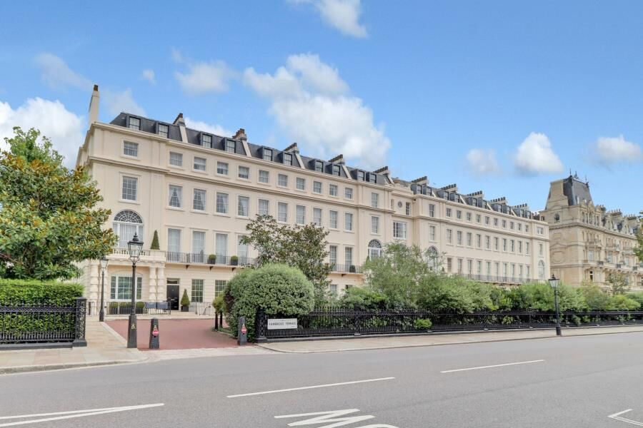 Flat Cambridge Terrace in Greater London