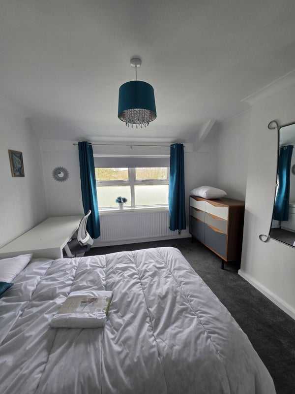 Room Frank Road in Cardiff