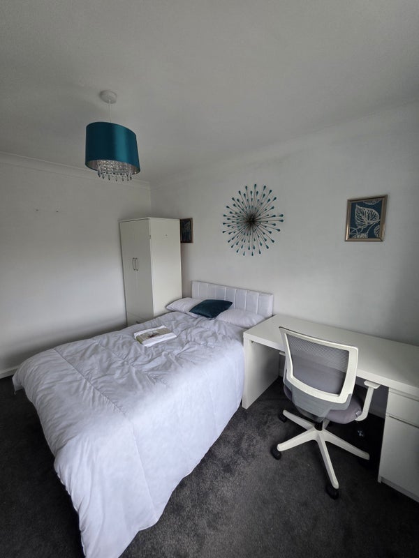 Room Frank Road in Cardiff