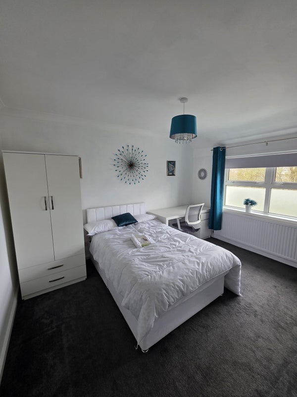 Room Frank Road in Cardiff