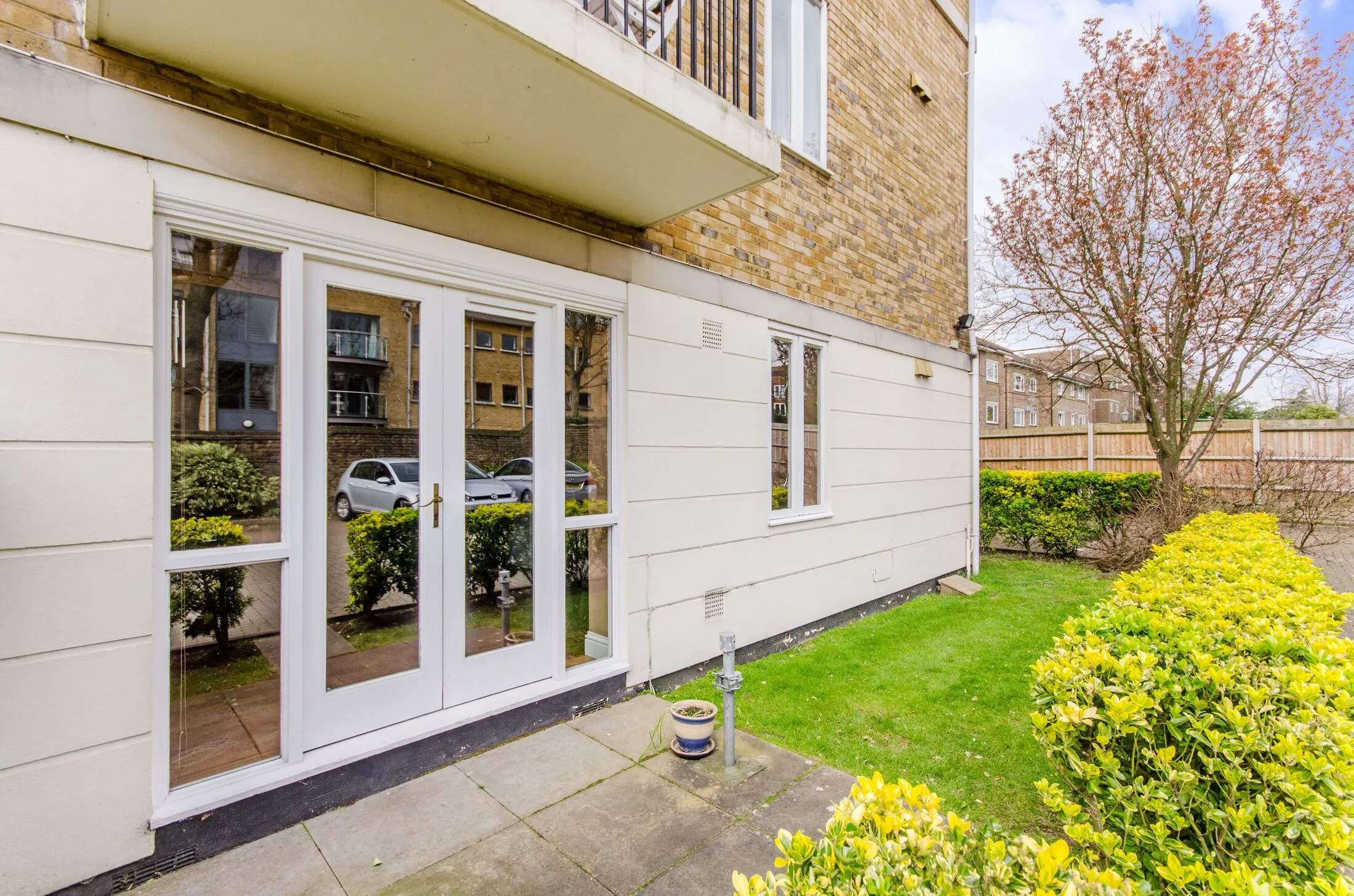 Flat Lansdowne Road in Greater London