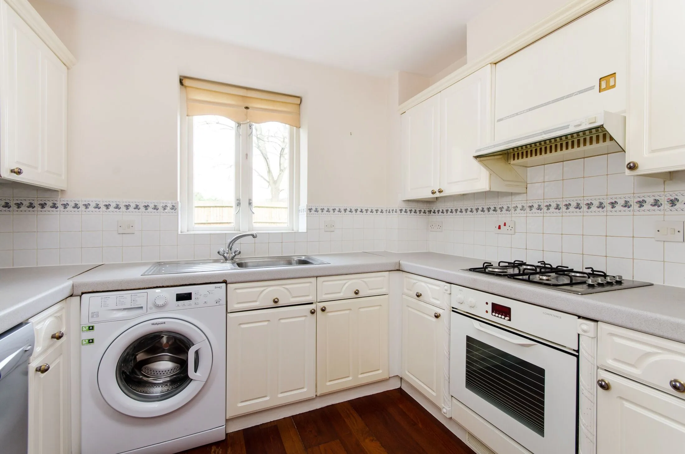 Flat Lansdowne Road in Greater London