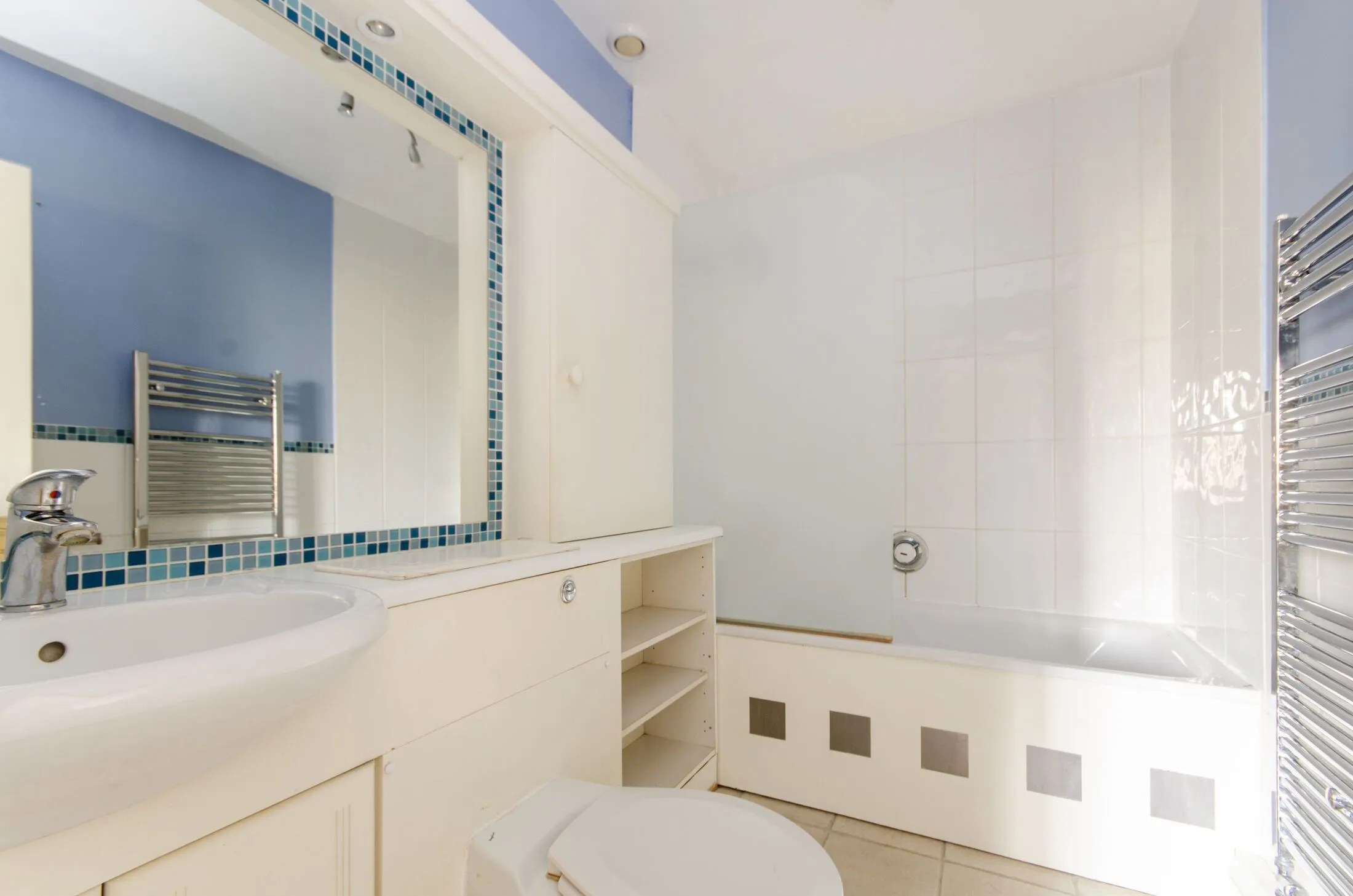 Flat Lansdowne Road in Greater London