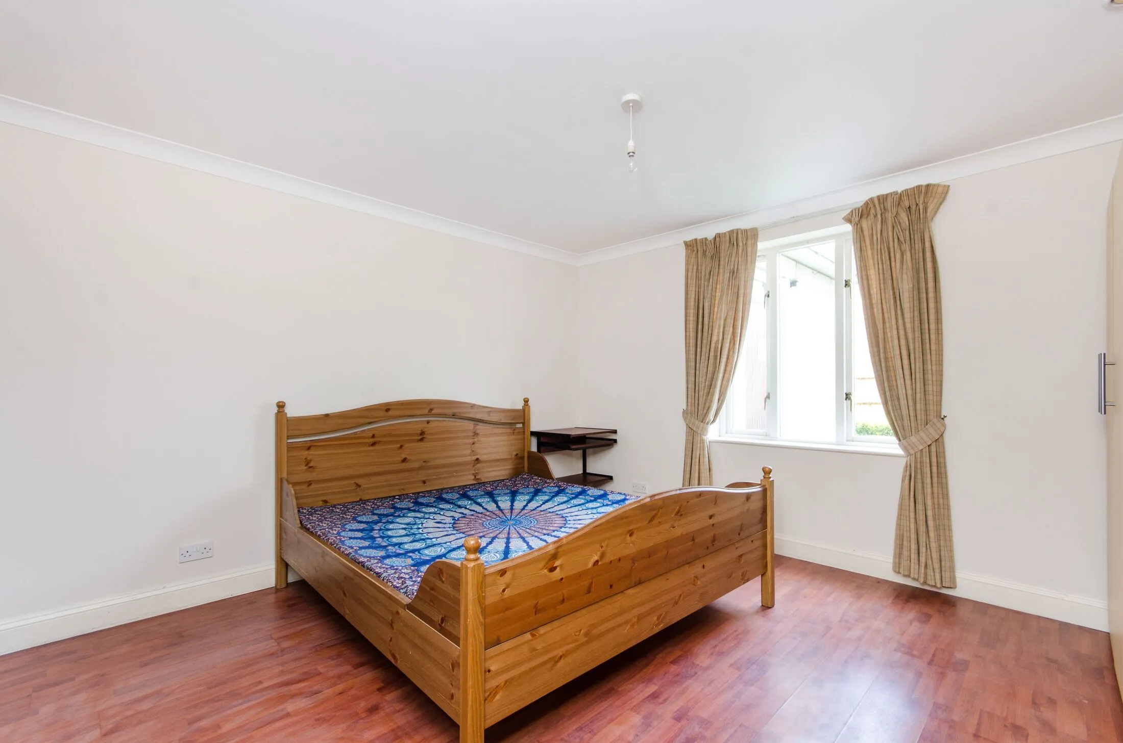 Flat Lansdowne Road in Greater London