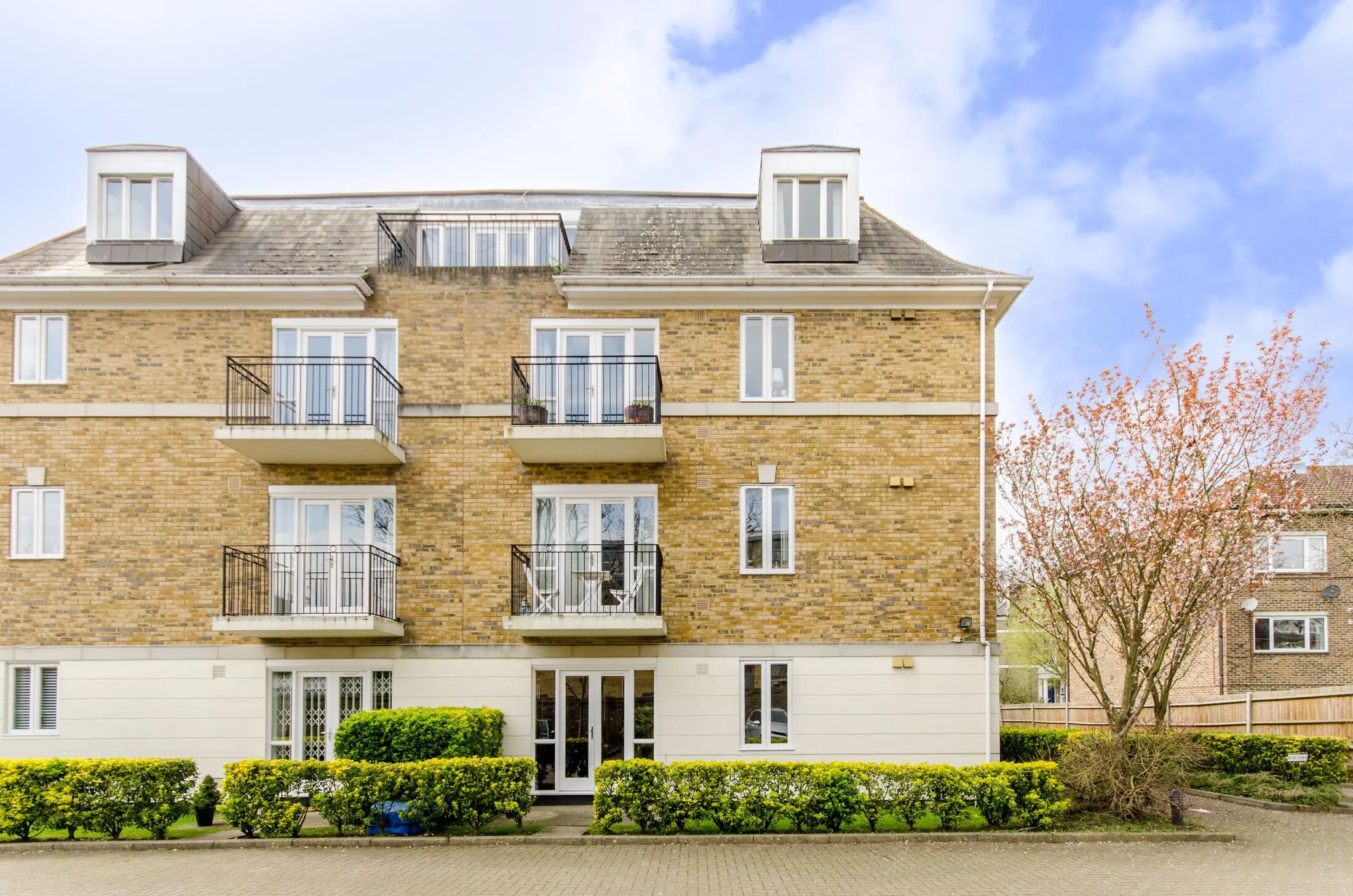 Flat Lansdowne Road in Greater London