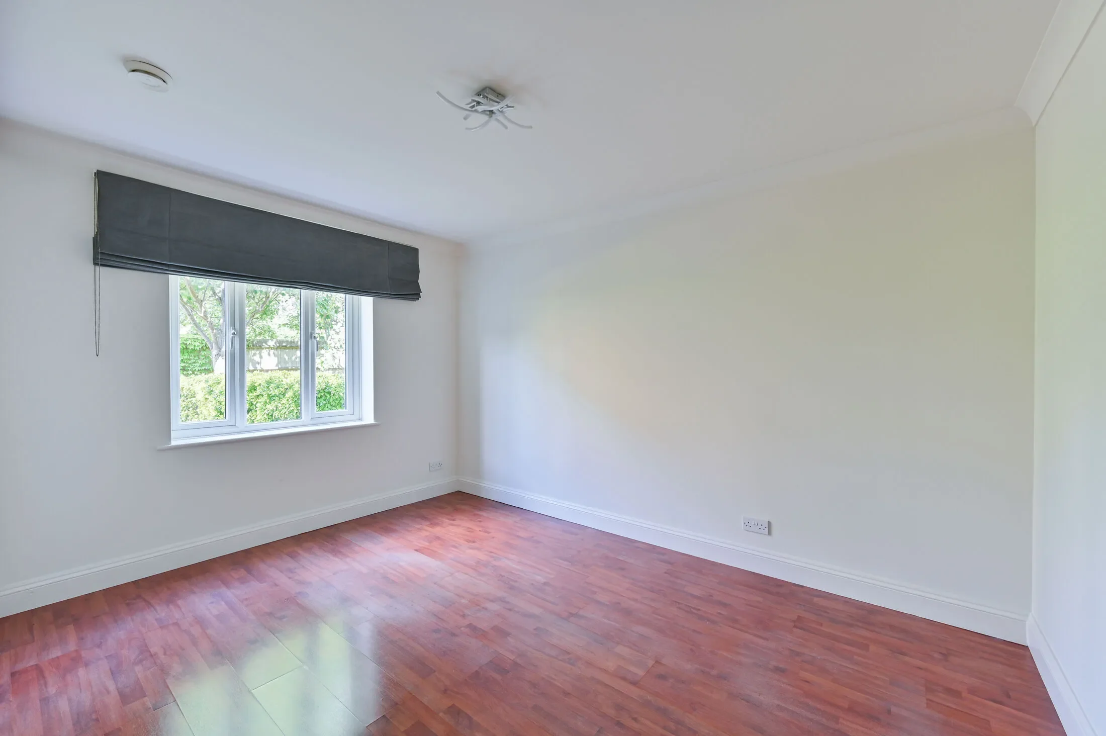 Flat Lansdowne Road in Greater London