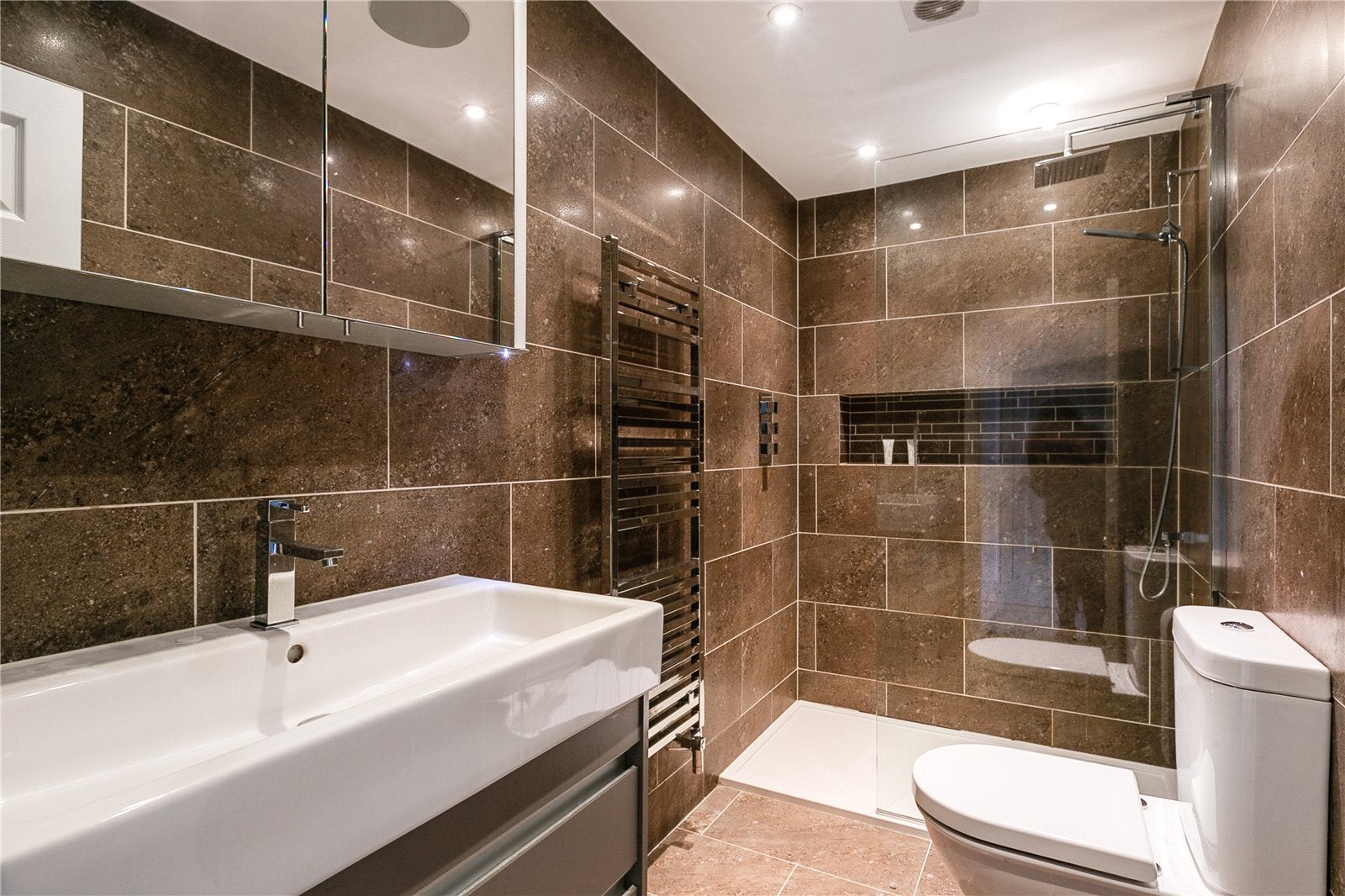 Flat Gloucester Road in Greater London