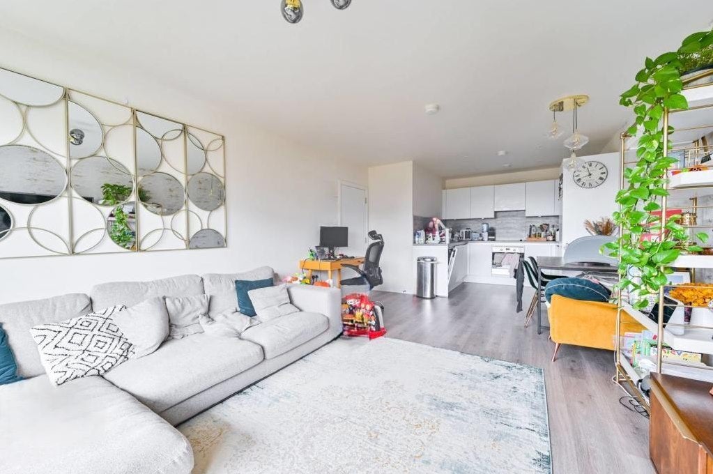 Flat Hargrave Drive in Greater London