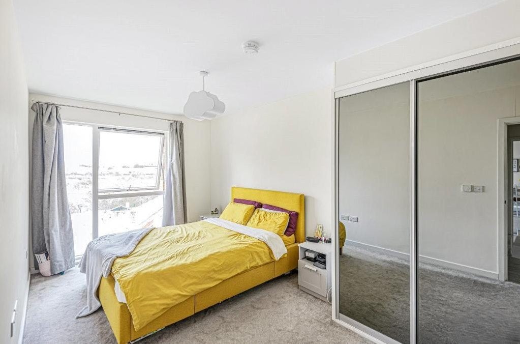 Flat Hargrave Drive in Greater London
