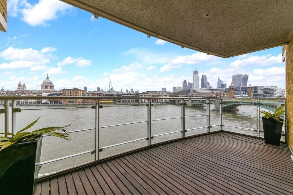 Flat New Globe Walk in Greater London
